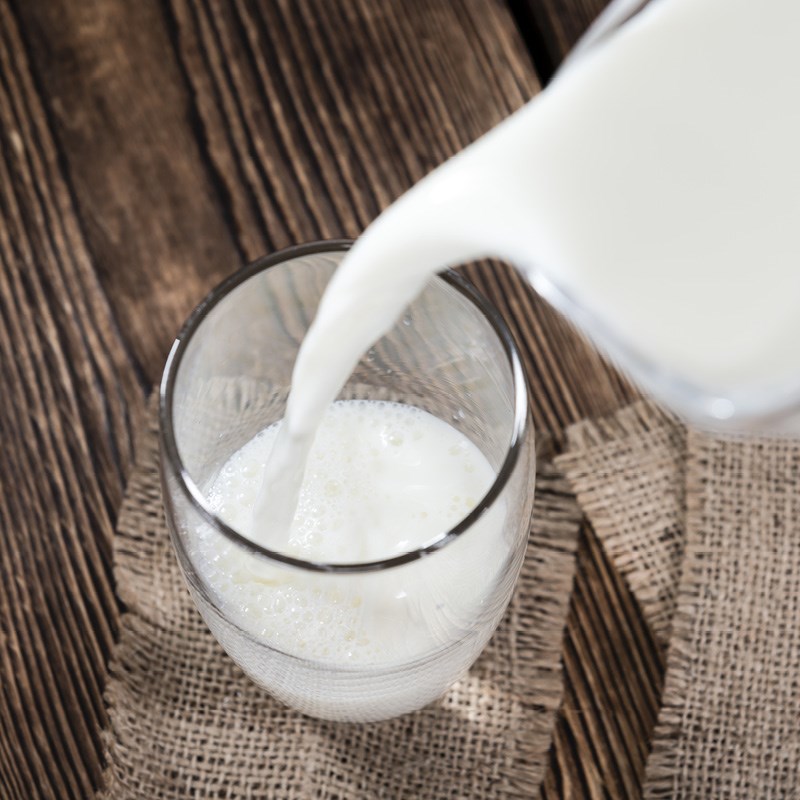 Frische Kuhmilch
